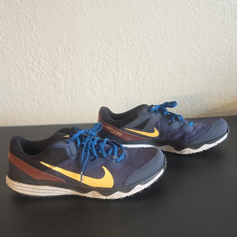 Nike Men's Athletic Shoes in Blue and Cream with Reddish Brown. - Picture 6 of 9